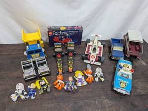 lot 8 image: Collection Of Childrens Toys