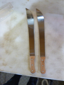 lot 123 image: 2 Machetes