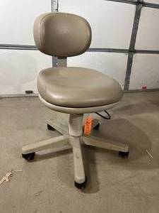 lot 56 image: Midmark Pneumatic Task Chair - Good Working Condition - Has Scuffing On Back