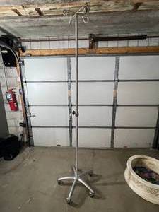 lot 58 image: 4 Rams Hook Telescoping IV Pole