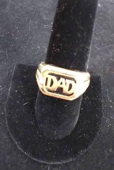 lot 11 image: 10K Gold Mens Black Onyx Diamond-Accent Dad Ring Size 9