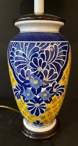 lot 130 image: Lovely Yellow and Blue Designed Table Lamp