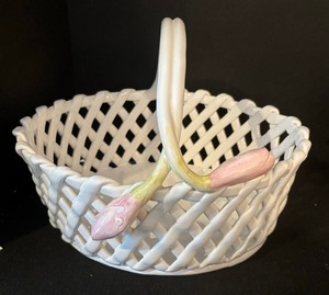 lot 138 image: Charming Porcelain Baskets, Candle Holders and Napkin Rings