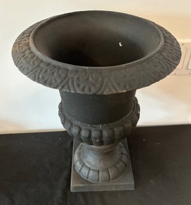 lot 158 image: Cast Iron Planter