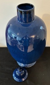 lot 183 image: Big and Beautiful Blue Lidded Vase by Williamsburg