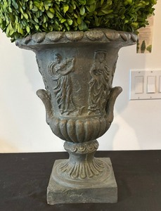 lot 184 image: Pretty Indoor Garden Decor