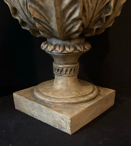 lot 195 image: Elegant Pinecone  Pineapple Finial Decor