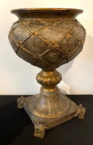 lot 204 image: Delightful Decor