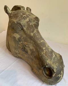 lot 262 image: Rustic Looking Resin Horse Head Decorative Figurine