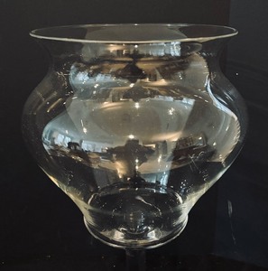 lot 323 image: Large Decorative Glass Vase