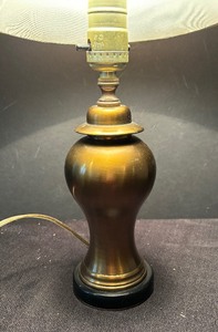 lot 324 image: Pretty Petite Table Lamp