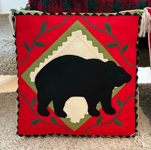 lot 231 image: Festive Accent Pillows