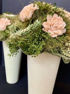 lot 473 image: Wonderful Pale Green Vases with Cream Colored Flowers