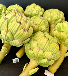 lot 474 image: Collection of Twelve Beautiful Porcelain Artichoke Stemmed Home Decorations