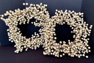 lot 293 image: Set of White Berry Wreaths