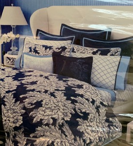 lot 294 image: Tommy Hilfiger FullQueen Comforter