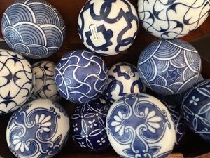 lot 507 image: Hinged Box Full of Delightful Blue and White Decorative Porcelain Balls