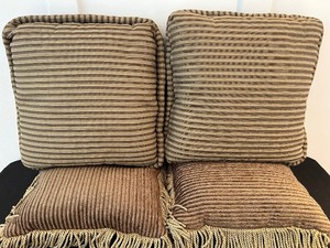 lot 521 image: Four Amazing Accent Pillows