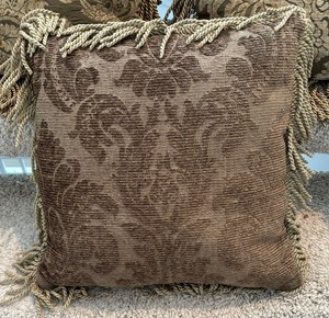 lot 375 image: Four Elegant Accent Pillows