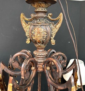 lot 385 image: Spectacular Light Crested Urn Chandelier