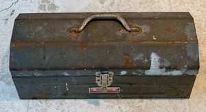 lot 549 image: Small Vintage Metal Toolbox with Variety of Tools