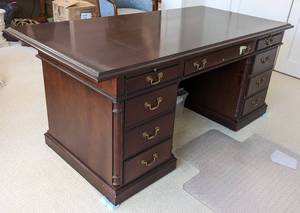 lot 581 image: OFS Mahogany Executive Desk