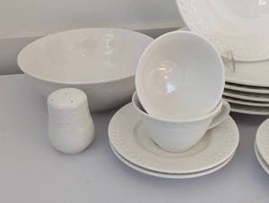 lot 587 image: Target White Willow Dish Set
