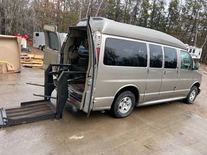 lot 1 image: 2001 Chevy Express 1500 Wheel Chair Lift Van with 72,000 miles
