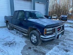 lot 9 image: 1995 GMC Sierra 1500 4X4 with 263,000 miles- No Reserve Price