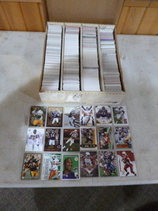 lot 14 image: 3,200 Count Lot of Football Cards