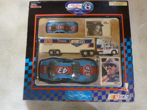 lot 33 image: Racing Champions Richard Petty #43 STO