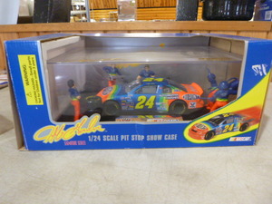 lot 35 image: Racing Champions Jeff Gordon #24 DuPont with Pit Crew