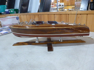 lot 70 image: Mahogany Wood Boat
