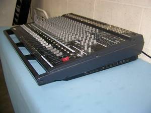 lot 51 image: Yamaha EMX 5000 20-Channel Pro Audio Powered Mixer  Mixing Console