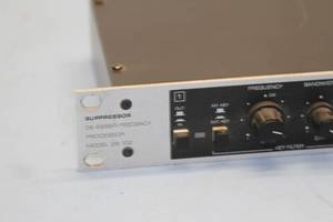 lot 100 image: Behringer Pro Audio Suppressor Model DE 102 De-Esser  Feedback Processor