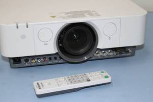 lot 103 image: Sony VPL-FHZ55 WXGA Widescreen Laser Light Source 4000-Lumen Home Theater Conference HD Video Projector