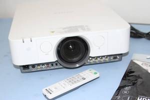 lot 104 image: Sony VPL-FHZ55 WXGA Widescreen Laser Light Source 4000-Lumen Home Theater Conference HD Video Projector
