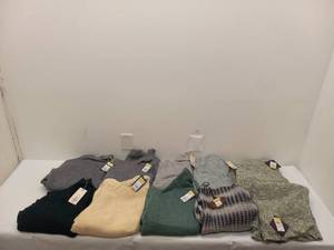 10 NEW WOMENS ASSORTED SIZES SWEATERS
