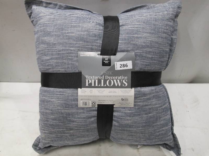 lot 286 image: NEW Members Mark 2-Pk. Woven Pillows, 22 x 22 - Indigo Blue