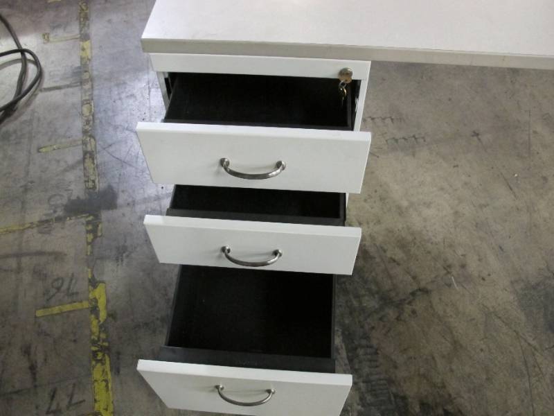 lot 147 image: 3 Drawer Office Desk with Locking Drawers - Has Keys