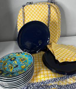 lot 22 image: Williams Sonoma Bistro, Entertaining Lot DishesLinensChair Pads