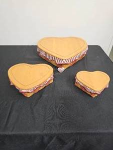 lot 93 image: Longaberger 1999 Sweetheart Series Baskets (3)