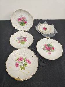 lot 121 image: Set of 4 VTG Japan Ceramic Plates Hand Painted Pink Rose Leaf Pattern Gilded, Set of 4 VTG Various Floral Designs Gold Trim Leaf Shaped Serving Dish