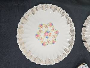 lot 122 image: Franklinware FLW1 Set of 5 Dinner Plates 1940s 22K Gold Design, Vintage Daisy Floral Ceramic Teapot & More