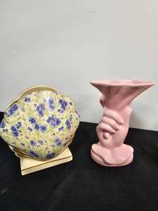 lot 124 image: Vintage Blue Pansy Pocket Vase Mirrors Royal Albert Chintz Pattern But No Mark,