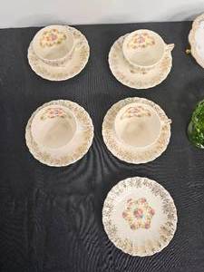 lot 125 image: Franklinware FLW1 Cup and Saucer Set  of 4 1940s 22K Gold Design Plus More