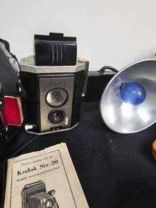 lot 268 image: Lot of VTG Cameras Inc Brownie Reflex Camera Synchro Model Top View-Finder w Flash 1940s