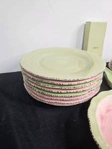 lot 126 image: Wedgewood Dinnerware - 5 dinner plates, 5 salad plates, Spoon rest and Pie dish