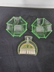 lot 139 image: 2 Uranium Glass Bowls and VTG Crumb and Brush Set