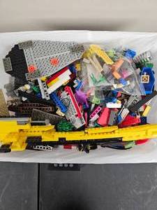 lot 229 image: Bag of 5.6 lbs of Legos Inc Green Base - Tote Not Included